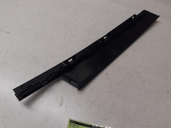 Door strip from a Volkswagen Polo VI (AW1) 1.0 MPI 12V 2019