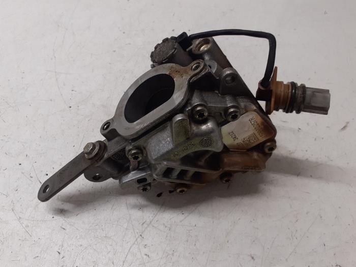Oil pump from a Renault Clio IV (5R) 0.9 Energy TCE 90 12V 2019
