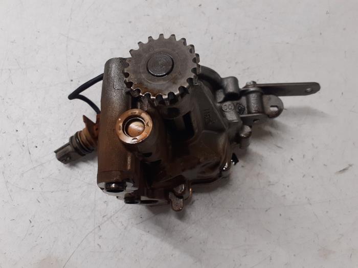 Oil pump from a Renault Clio IV (5R) 0.9 Energy TCE 90 12V 2019