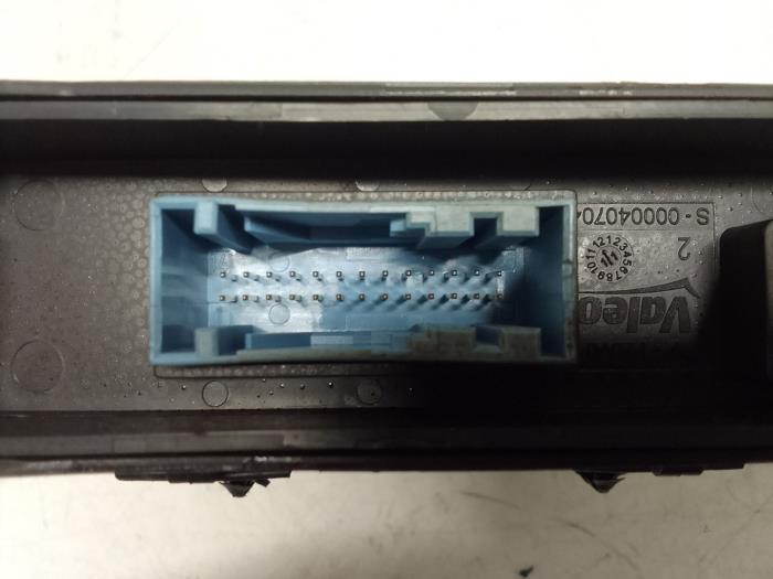 Central door locking module from a Citroën DS5 (KD/KF) 1.6 16V THP 200 2012
