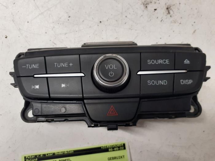 Panel de control de radio de un Ford Focus 3 Wagon 1.5 EcoBoost 16V 150 2018