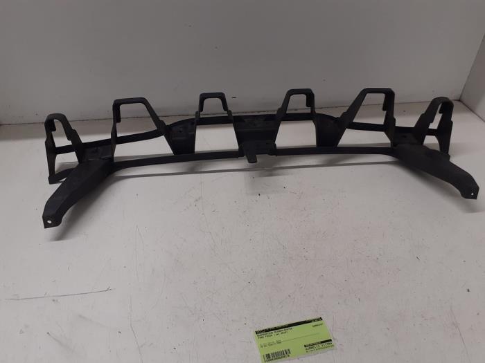 Rear bumper bracket central from a Ford Focus 3 Wagon 1.5 EcoBoost 16V 150 2018