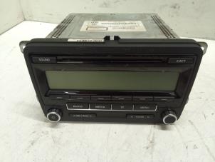 Używane Radioodtwarzacz CD Volkswagen Golf VI (5K1) 1.4 16V Cena € 75,00 Procedura marży oferowane przez Autodemontage van de Laar