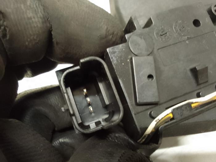 Tailgate lock mechanism from a Citroën DS4 (NX) 1.6 16V VTi 120 2011