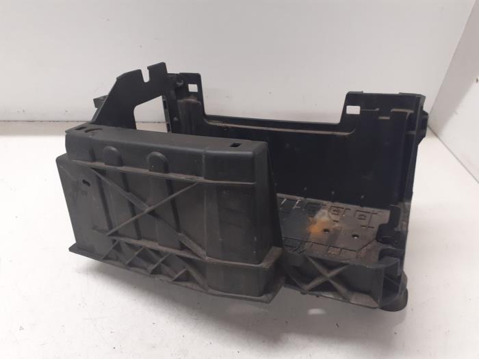 Battery box from a Renault Laguna III Estate (KT) 2.0 16V 2008