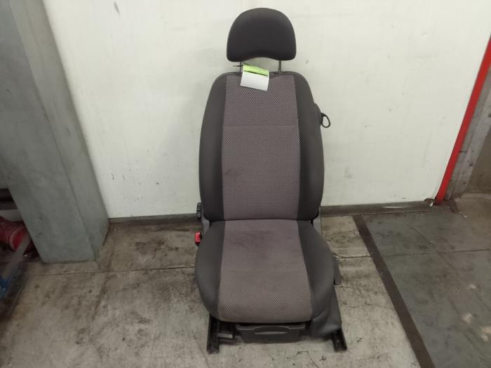 Używane Fotel lewy Volkswagen Fox (5Z) 1.4 16V Cena € 100,00 Procedura marży oferowane przez Autodemontage van de Laar