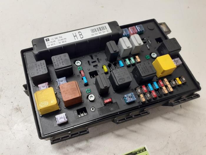 Fuse box Opel Zafira 1.8 16V Ecotec - 13206754 HELLA