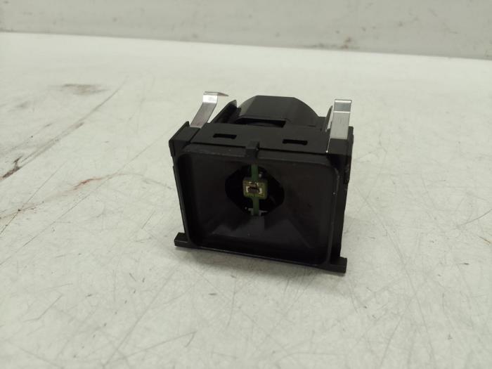 Begagnade Innetemperatursensor Volkswagen Phaeton (3D) 3.2 V6 30V Pris € 20,00 Marginaltabell erbjuds av Autodemontage van de Laar