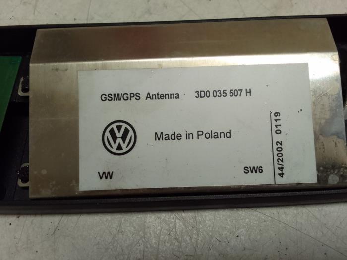 GPS Antenne van een Volkswagen Phaeton (3D) 3.2 V6 30V 2003
