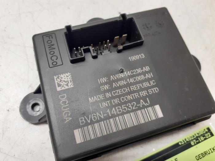 Central door locking module from a Ford Focus 3 Wagon 1.6 TDCi ECOnetic 2013