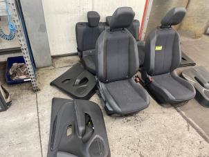 Używane Zestaw powlok (kompletny) Opel Corsa F (UB/UH/UP) 1.2 Turbo 12V 100 Cena € 497,00 Procedura marży oferowane przez Autodemontage van de Laar