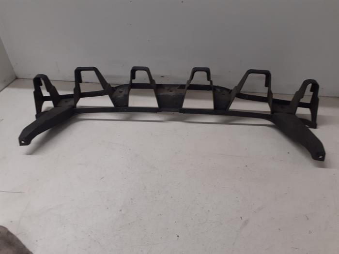 Rear bumper bracket central from a Ford Focus 3 Wagon 1.6 TDCi ECOnetic 2013