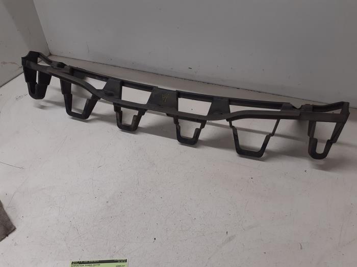 Rear bumper bracket central from a Ford Focus 3 Wagon 1.6 TDCi ECOnetic 2013