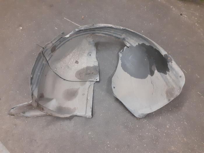 Wheel arch liner from a Volkswagen Golf Plus (5M1/1KP) 1.4 16V 2010