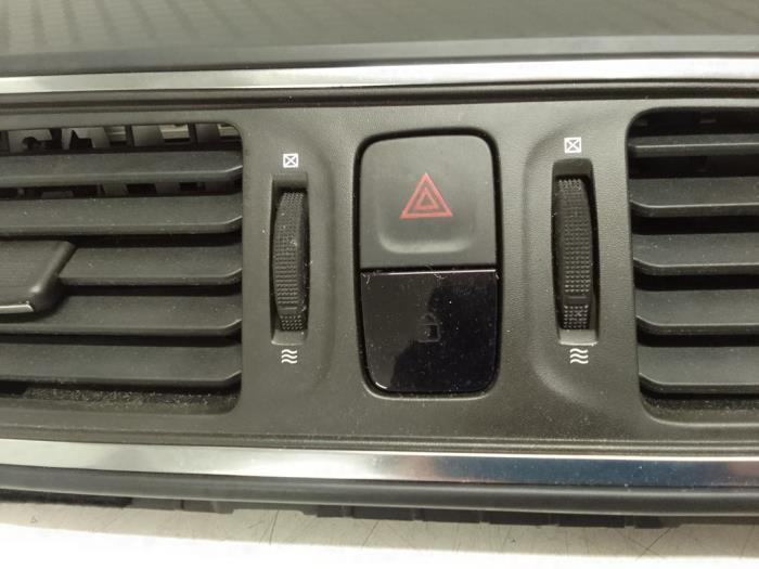 Rejilla de aire de salpicadero de un Renault Kadjar (RFEH) 1.5 dCi DPF 2018
