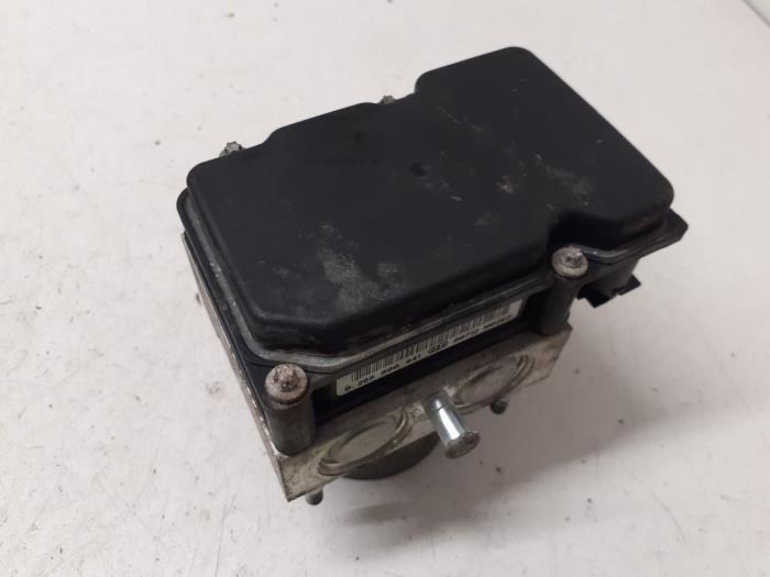 Begagnade ABS-pump Peugeot 107 1.0 12V Pris € 50,00 Marginaltabell erbjuds av Autodemontage van de Laar
