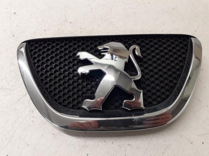 Używane Emblemat Peugeot 107 1.0 12V Cena € 25,00 Procedura marży oferowane przez Autodemontage van de Laar