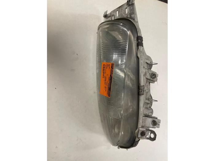 Usados Reflektor lewy Ford Courier (J3/5) 1.8 D Precio € 35,00 Norma de margen ofrecido por Autodemontage van de Laar