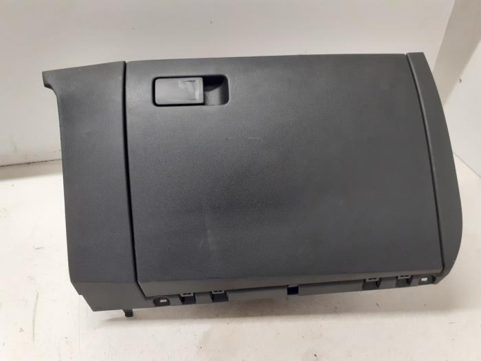 Begagnade Handskfack Volkswagen Polo VI (AW1) 1.6 TDI 16V 95 Pris € 50,00 Marginaltabell erbjuds av Autodemontage van de Laar