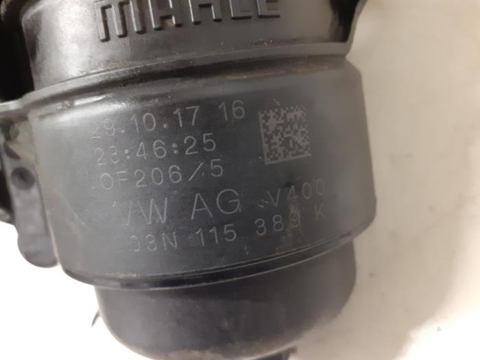 Cuerpo de filtro de aceite de un Volkswagen Polo VI (AW1) 1.6 TDI 16V 95 2018