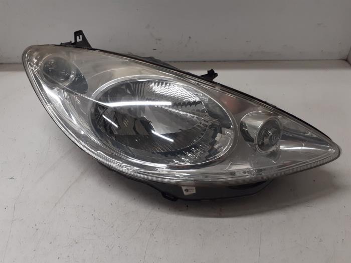 Używane Reflektor prawy Peugeot 1007 (KM) 1.4 Cena € 60,00 Procedura marży oferowane przez Autodemontage van de Laar