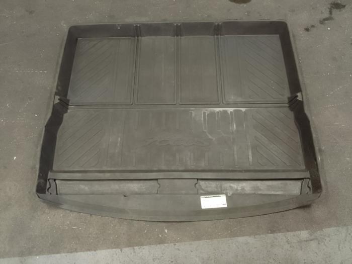 Suelo maletero de un Ford Focus 3 Wagon 1.5 EcoBoost 16V 150 2018