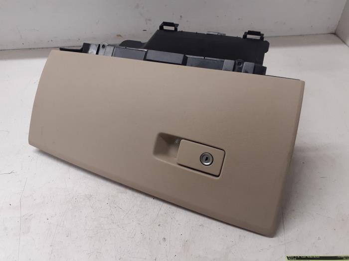 Begagnade Handskfack Volvo V70 (BW) 2.4 D5 20V Pris € 25,00 Marginaltabell erbjuds av Autodemontage van de Laar