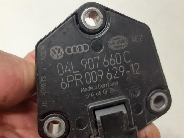 Sensor de nivel de aceite de un Volkswagen Golf 2016
