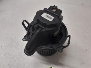 Used Heating and ventilation fan motor Renault Clio IV (5R) 0.9 Energy TCE 90 12V Price € 50,00 Margin scheme offered by Autodemontage van de Laar