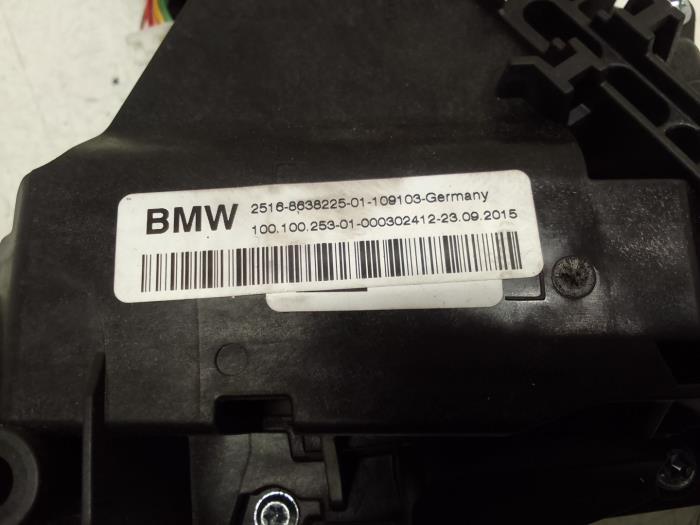 Palanca selectora automática de un BMW X1 (F48) sDrive 18d 2.0 16V 2015