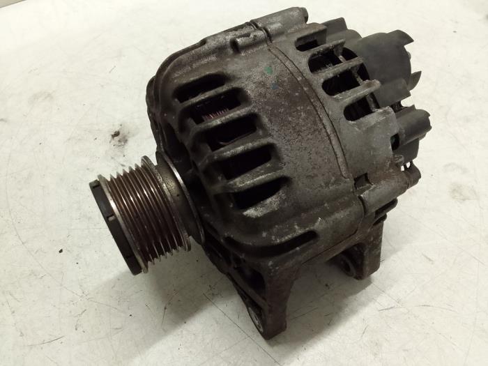 Begagnade Dynamo Renault Clio IV (5R) 1.5 Energy dCi 90 FAP Pris € 100,00 Marginaltabell erbjuds av Autodemontage van de Laar