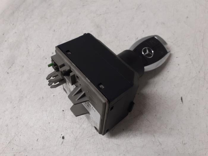 Cerradura de contacto y llave de un Mercedes-Benz GLA (156.9) 2.0 250 Turbo 16V 2015