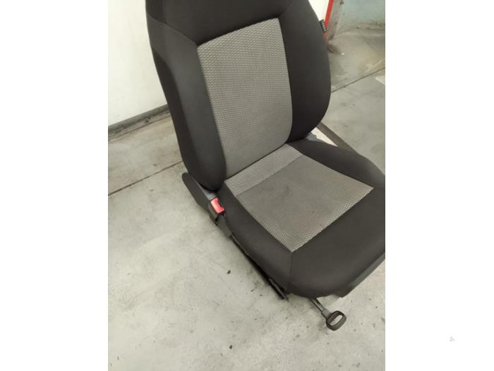 Seat, left from a Volkswagen Polo V (6R) 1.2 TDI 12V BlueMotion 2012
