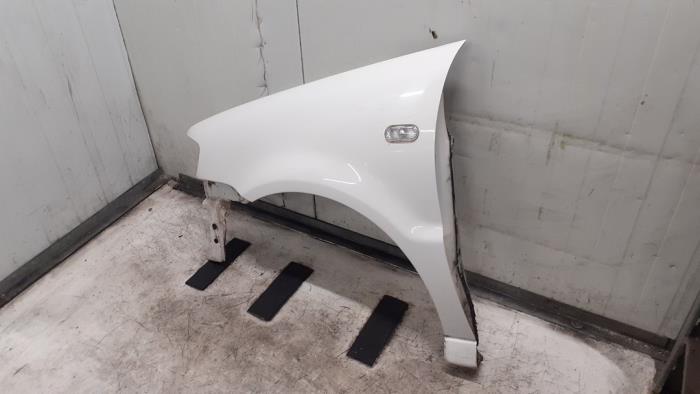 Front wing, left from a Volkswagen Polo III (6N2) 1.4 2000