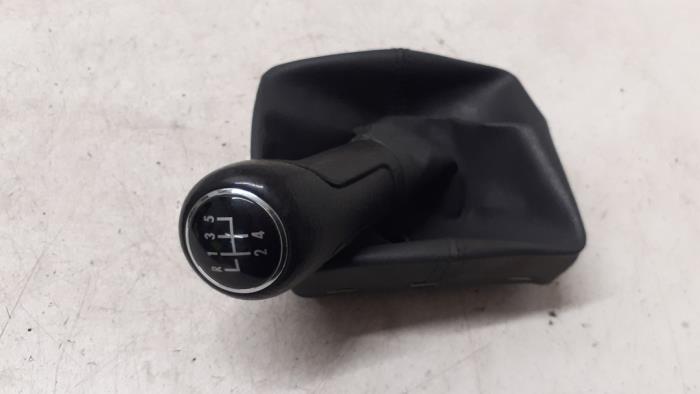 Gear stick cover from a Volkswagen Polo IV (9N1/2/3) 1.4 16V 75 2005