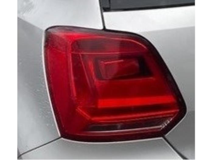 Luz trasera izquierda de un Volkswagen Polo V (6R) 1.0 TSI 12V BlueMotion 2015