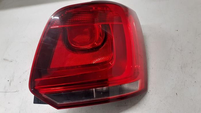 Luz trasera derecha de un Volkswagen Polo V (6R) 1.6 TDI 16V 90 2013
