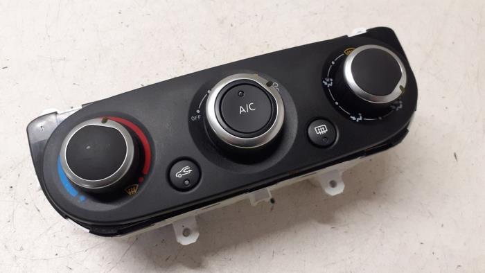 Heater control panel from a Renault Clio IV Estate/Grandtour (7R) 1.5 Energy dCi 90 FAP 2015