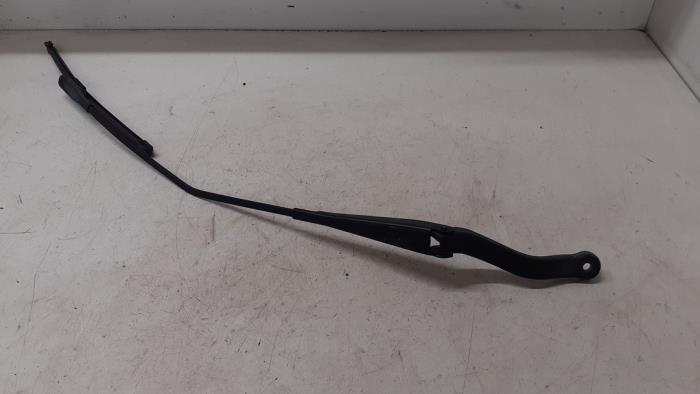 Front wiper arm from a Opel Corsa D 1.4 16V Twinport 2010