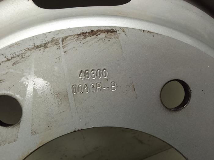 Felge + Reifen van een Nissan NV 400 2.3 dCi 125 16V 2014