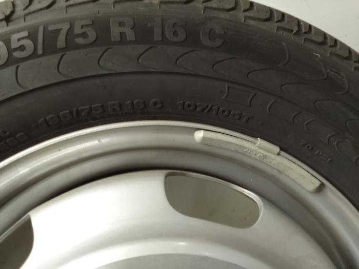 Felge + Reifen van een Nissan NV 400 2.3 dCi 125 16V 2014