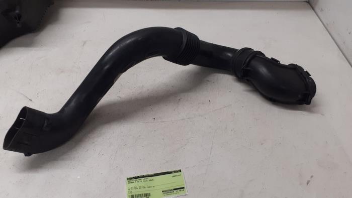 Air intake hose from a Renault Clio IV (5R) 1.5 Energy dCi 90 FAP 2014