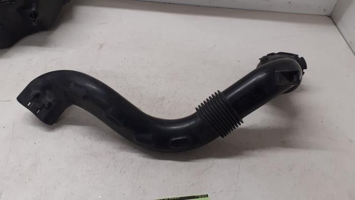 Air intake hose from a Renault Clio IV (5R) 1.5 Energy dCi 90 FAP 2014