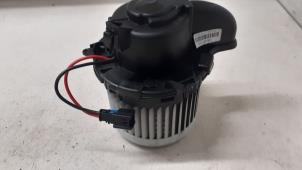 Used Heating and ventilation fan motor Renault Zoé (AG) R90 Price on request offered by Autodemontage van de Laar