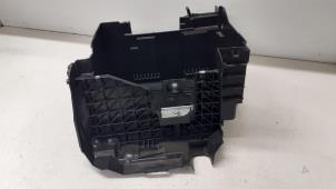 Usados Caja de batería Renault Grand Scénic IV (RFAR) 1.3 TCE 160 16V Precio € 30,00 Norma de margen ofrecido por Autodemontage van de Laar