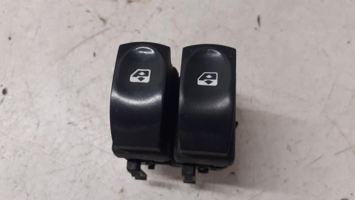Usados Interruptor de ventanilla eléctrica Renault Modus/Grand Modus (JP) 1.4 16V Precio € 15,00 Norma de margen ofrecido por Autodemontage van de Laar