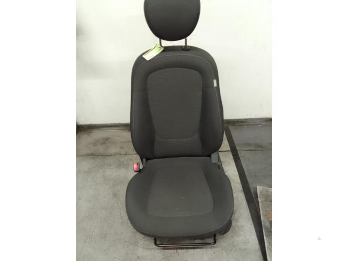 Seat, left from a Hyundai i20 1.2i 16V 2012