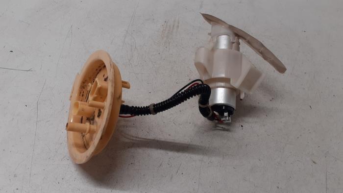 Electric fuel pump from a BMW 5 serie Touring (F11) 535d xDrive 24V 2014