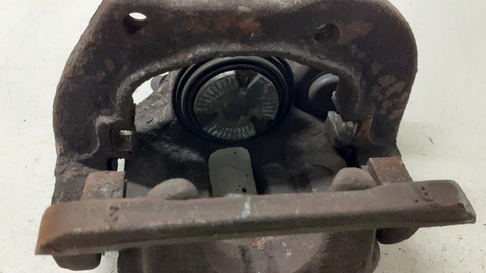 Rear brake calliper, left from a BMW 5 serie Touring (F11) 535d xDrive 24V 2014