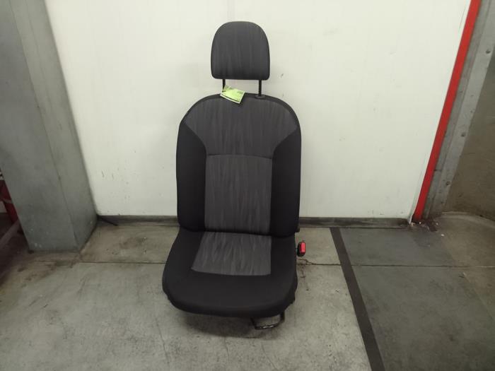 Używane Fotel prawy Dacia Dokker (0S) 1.5 dCi 90 Cena na żądanie oferowane przez Autodemontage van de Laar
